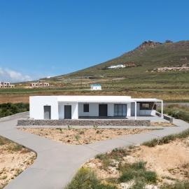 PAROS MOLOS Modern Brand New 3-Room Villa 50m from beach, hotel i Molos Parou