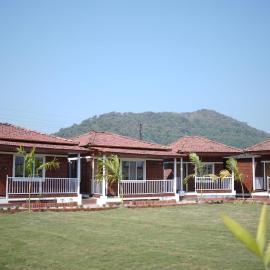 Bamboosa House near Kashid Beach, khách sạn ở Borlai