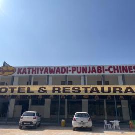 Jai Raghunandan Hotel，Debāri的飯店