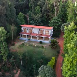 EKOSTAY - Forest Cube Villa, hotelli kohteessa Attigundi