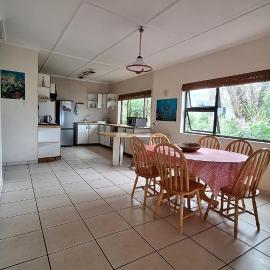 Oceans Rise 10-Sleeper Coastal Family Home in Pumula, KZN South Coast, hotel in Hibberdene