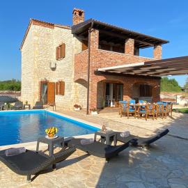 Villa Mani with private heated pool, free parking & pet friendly, hotel v destinaci Butkovići