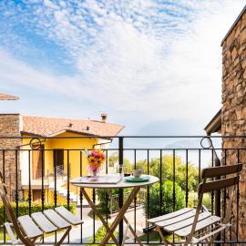 Italian Vacation Homes Unit2B Iseo Lake, hotel in Tavernola Bergamasca