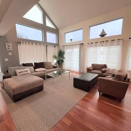 Riverside Retreat-Riverfront House, hotell i Groton