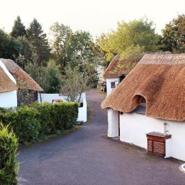 Thatched 2persons Cottage, hotel in Currahy Bridge