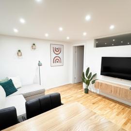 1,5-Zimmer, Top ausgestattet, 4 Pers, Souterrain, Self Check-in, Parkplatz, Netflix & Amazon Prime, hotell i Flintsbach