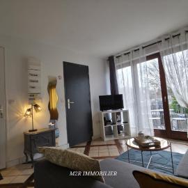 Beau appartement près de la nature entre Disney et Paris, hotel in Noisy-le-Grand