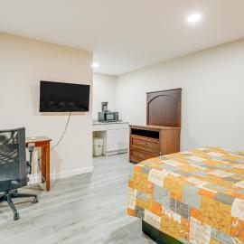 5 Mi to Pine Knob: Pet-Friendly Studio Retreat, hotel a Clarkston