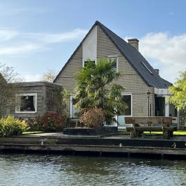 Ferienhaus Aan de Gracht - IJsselmeer, Hotel in Wervershoof