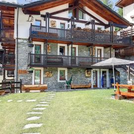 Charming Alpine Two Bedroom Apartment Near Ski Slopes With Parking