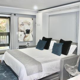 Viesnīca Luxury Condo with Garage Parking and Pool pilsētā Kilingtona