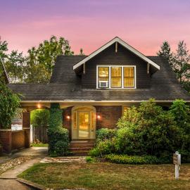 Aunt Bea's Bungalow - Pet Friendly - Hot Tub - Screen Porch - Wifi - Fenced Yard - King Bed - Town, hotel v mestu Berkeley Springs