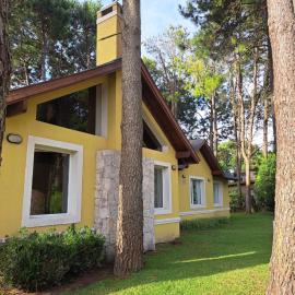 Casa luminosa con amplio parque en zona tranquila, viešbutis mieste Pinamaras
