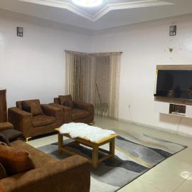 Flamingo 1 spacious solar powered 2 bedroom home with a stocked ready kitchen, khách sạn ở Jos