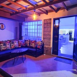 Urban Garden Hideaway Serene one-bedroom retreat with a private garden & chill veranda, 30 Minutes from JKIA, hotel in Juja