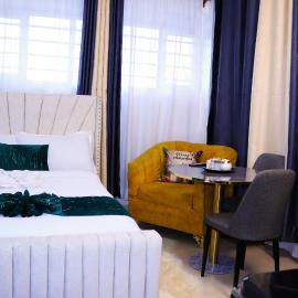 Luxe Cozy Studio w Roof Top View, 5G WiFi, Netflix, hotel in Nakuru