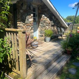 Lofthouse - secluded quirky cottage with sea views!