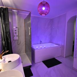 Le Sanctuaire Hirson, Spa Privatif, Sauna、Hirsonのホテル