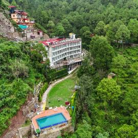 Wood Creek Resort & Spa Kasauli، فندق في كاساولى