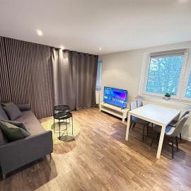 Modern 2 Bedroom Apartment near train station