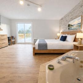 Nisswa에 위치한 호텔 King Bed, Jacuzzi, Private Balcony by Gull Lake