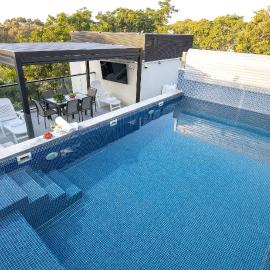 Margalit Luxury Beach Suite - Heated Pool, Jacuzzi, Sauna & BBQ, hotelli kohteessa Gesher HaZiw
