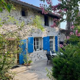 Stunning Boutique gîte Faune at Vive le Vert، فندق في Bussière-Badil