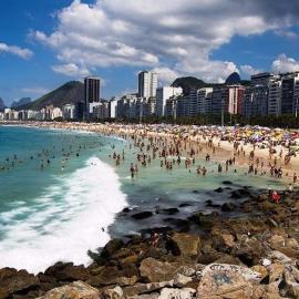 Seu quarto no Leme á pássos da praia, hotel in Rio de Janeiro