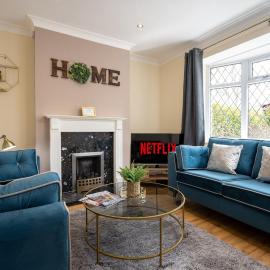 Stylish Three Bedroom Property With Parking, hotelli kohteessa Solihull