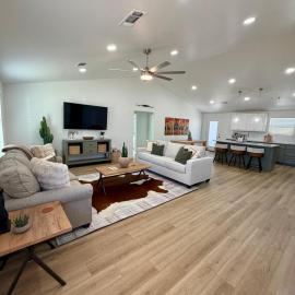 Lucky Cowboy Lodge Near WinStar - Cozy 3BR Home, hotel Thackerville-ben