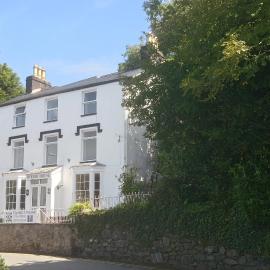 Byrdir House, hotel a Harlech