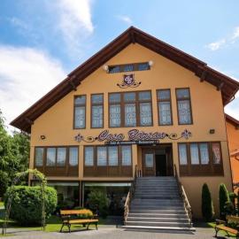 Bîrsana에 위치한 호텔 Restaurant Casa Barsan