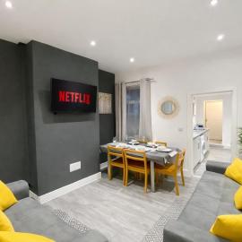 Emerald Living - Hanley, Stoke-on-Trent, sleeps 5, with free parking!