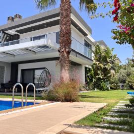 Stay in a Modern Villa with a Private Pool in Çeşme, hotell i Cesme