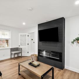 1 min to DC 8 beds sleeps 16 with yard and parking