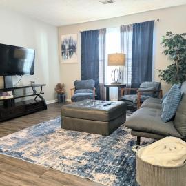 2x2 Comfy retreat close to airport Entire apartment or individual rooms avail, hotel in Louisville