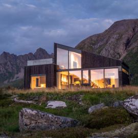 Hoda Cabin - Luxury lodge with jacuzzi and sauna, Hotel in Lyngværet