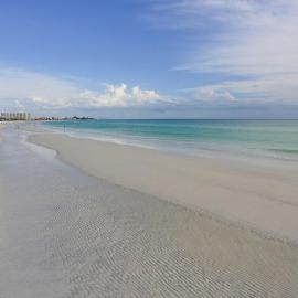 2BR Renovated Siesta Key Condo, beach and pool access, hotel in Sarasota