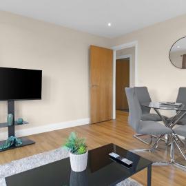 Heathrow Living Serviced Apt 01 by 360stays, hotel Stanwellben