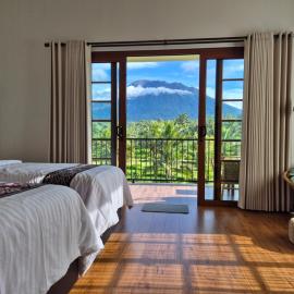 A Calm Spacious Cottage with Mount Agung View, hotel di Selat