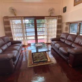 Beautiful 2 story newly renovated bungalow house, hotel in Amphoe Phra Khanong