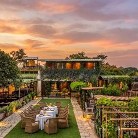 StayVista at Verdant Farmstay with Shared Pool & Lawn، فندق في Gudibanda