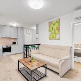 Modern Airport Stay - BTS & Avion Mall, hotell sihtkohas Prievoz