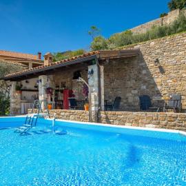 Rustic villa Pietro with panoramic view in Motovun