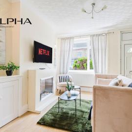 LONG STAY DEALS - 3 Bedroom Home Peterborough With Free Parking and Ultra Fast Wi-Fi Perfect for Work Stays and Vacations