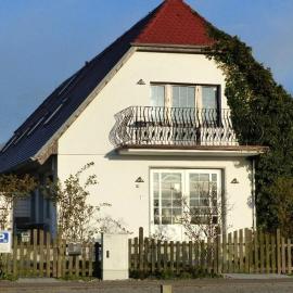 Ferienwohnung AHOI Thiessow - strandnah und komfortabel, хотел в Тиссов