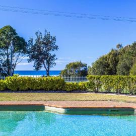 Perfectly Positioned Across From Mollymook Beach, hotel en Mollymook
