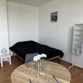 Spacieux studio rénové en centre ville - Apt7 - SDB commune: Givet şehrinde bir otel