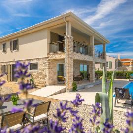 Beautiful Villa Casa Nova with pool in Brtonigla, hotel in Brtonigla