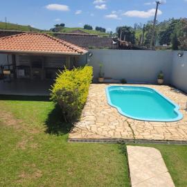 Casa com ampla área de lazer há 10 minutos de Aparecida